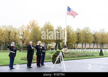 U.S Joint Chiefs Président le général Joseph Dunford, centre, et chef de cabinet de la Maison Blanche John Kelly, gauche, saluer lors d'une cérémonie au cimetière américain de l'Aisne et la Marne - près de la Première Guerre mondiale bataille de Belleau Wood, 10 novembre 2018 à Nancy, France. Le président Donald Trump a été programmé pour assister à la cérémonie mais annulée en raison du mauvais temps. Banque D'Images