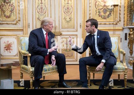 Président américain Donald Trump, gauche, lors d'une réunion bilatérale avec le président français, Emmanuel Macron à l'Elysée le 10 novembre 2018 à Paris, France. Trump est en France pour les commémorations du centenaire de la fin de la Première Guerre mondiale. Banque D'Images