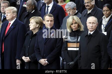 Paris, France. 11Th Nov 2018. Les dirigeants du monde se sont réunis avant le début de manifestations marquant le centenaire de l'Armistice à l'Arc de Triomphe le 11 novembre 2018 à Paris, France. Debout de gauche à droite de la première rangée sont : le président américain Donald Trump, la chancelière allemande, Angela Merkel, le président français Emmanuel Macron, Brigitte Macron et le président russe Vladimir Poutine. Credit : Planetpix/Alamy Live News Banque D'Images