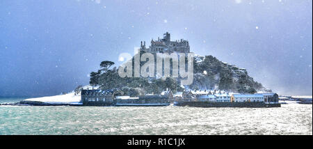 La neige qui tombe sur St Michaels mount, château du National Trust à Cornwall UK, 2018 Banque D'Images