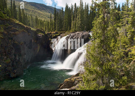 Cascade dans les montagnes près de Hemsedal, Norvège Banque D'Images