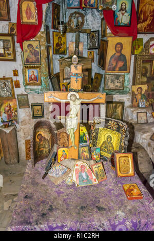 Iconostase en perte de chapelle à l'Hymette forêt près de Kaisariani, Athènes, Grèce Banque D'Images