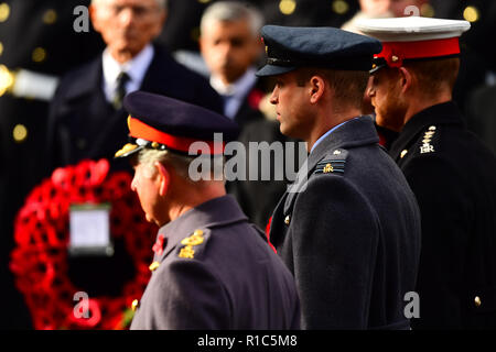 (De gauche à droite) Le Prince de Galles, le duc de Cambridge et le duc de Sussex durant la cérémonie du service au Cénotaphe de Whitehall memorial, le centre de Londres, sur le 100e anniversaire de la signature de l'Armistice qui a marqué la fin de la Première Guerre mondiale. Banque D'Images