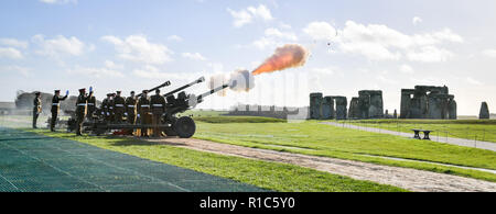 Les soldats de l'Artillerie royale leur homme 105mm légères à Stonehenge dans le Wiltshire, comme ils fire 100 tours avant de tomber silencieux comme l'horloge sonne 11h sur le 100e anniversaire de la signature de l'Armistice qui a marqué la fin de la Première Guerre mondiale. Banque D'Images