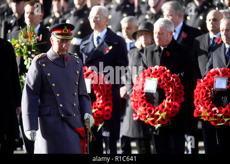 Le Prince de Galles dépose une gerbe lors de la cérémonie du service au Cénotaphe de Whitehall memorial, le centre de Londres, sur le 100e anniversaire de la signature de l'Armistice qui a marqué la fin de la Première Guerre mondiale. Banque D'Images