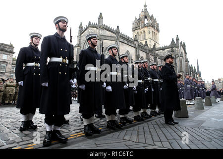 Le personnel de la Royal Navy sur le Royal Mile en face de la cathédrale St Giles' au cours d'une cérémonie à la City Chambers, Édimbourg, sur le 100e anniversaire de la signature de l'Armistice qui a marqué la fin de la Première Guerre mondiale. Banque D'Images