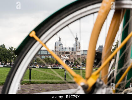 Vue sur le Rijksmuseum à Amsterdam City à travers la roue de bicyclette, aux Pays-Bas. Banque D'Images