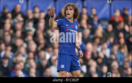 La Chelsea David Luiz réagit à la foule au cours de la Premier League match à Stamford Bridge, Londres. Banque D'Images