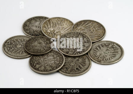 Tas de vieux coins de l'empire allemand isolé sur fond blanc Banque D'Images
