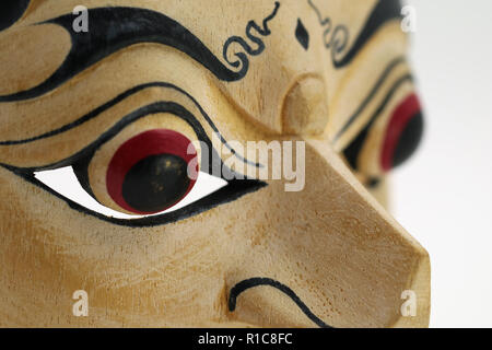 Close up of Indonesian, masque topeng, maschera sur fond blanc Banque D'Images