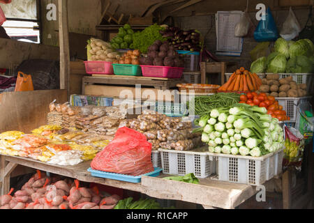 Différents types de légumes frais sur une échoppe de marché en Indonésie Banque D'Images