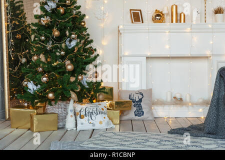 Chambre blanche décorée pour Noël et Nouvel An Banque D'Images