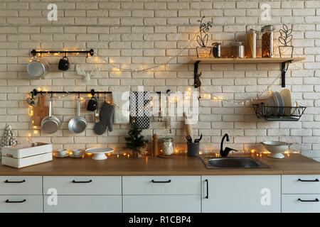 Nouvel An et de Noël 2018. Cuisine de fête décorations de Noël. Des bougies, des branches d'épinette, les peuplements de bois, pose de la table. Banque D'Images