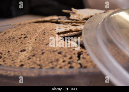 Matzo de Pâque dans un contenant de plastique l'accent peu profondes Banque D'Images