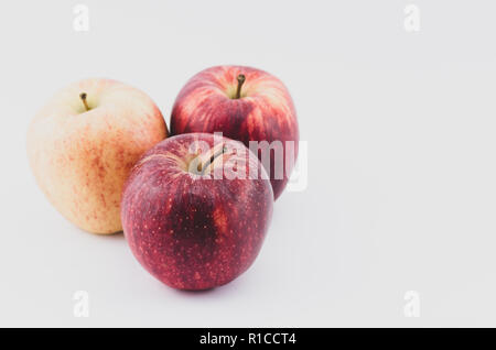 Jaune Rouge des pommes mûres sur une surface blanche - nutrition concept organique saine Banque D'Images