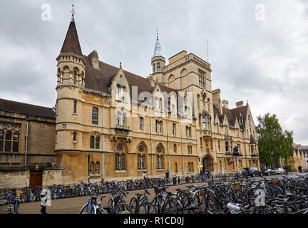 OXFORD, ANGLETERRE - 15 MAI 2009 : Le point de vue de l'entrée principale du Collège Balliol Porters' Lodge à partir de la large rue avec les nombreux vélos stationnés dans Banque D'Images