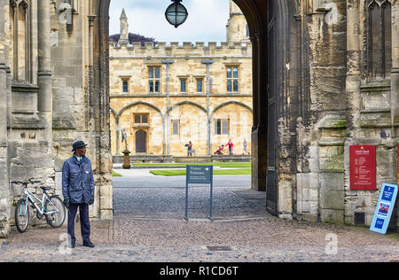 OXFORD, ANGLETERRE - 15 MAI 2009 : Tom Gate - l'entrée principale de l'Église du Christ, qui mène à Tom Quad, vu de la rue St Aldates. Oxford U Banque D'Images