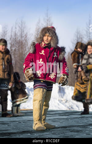 Iengra, Quartier Neryungri, Yakoutie, Russie. 28 février 2015 Les jeunes un Evenk en costume national à la célébration des rennes Banque D'Images