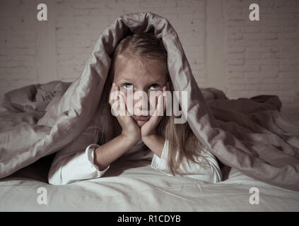 Cute little woman Lying in Bed couvrant la tête d'une couverture blanche de sentiment épuisé et souffrant d'Insomnie Dépression Stress dans Ch Banque D'Images