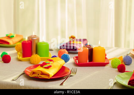 Les plaques multicolores et des serviettes en lin avec décor en tricot. Réglage de la table pour l'automne ou hiver saison froide - Thanksgiving, Halloween, Noël et Banque D'Images