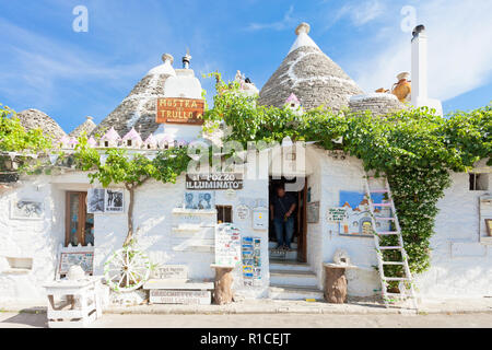 Alberobello, Pouilles, Italie - 1 juin 2017 - Un magasin de souvenirs typiques de la vieille ville Banque D'Images