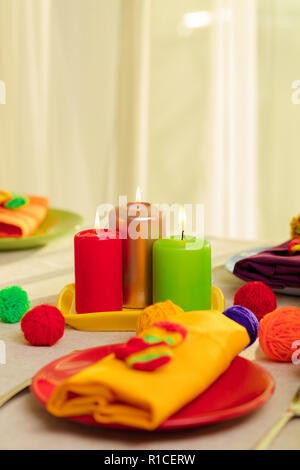 Les plaques multicolores et des serviettes en lin avec décor en tricot. Réglage de la table pour l'automne ou hiver saison froide - Thanksgiving, Halloween, Noël et Banque D'Images