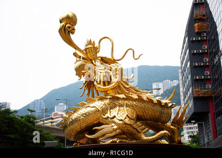 Golden dragon Sculpture guardian au rond-point à Morrison Hill Road pour les voyageurs se rendent visite le 9 septembre 2018 à Hong Kong, Chine Banque D'Images