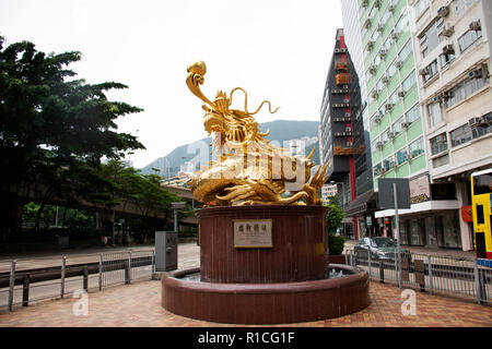 Golden dragon Sculpture guardian au rond-point à Morrison Hill Road pour les voyageurs se rendent visite le 9 septembre 2018 à Hong Kong, Chine Banque D'Images