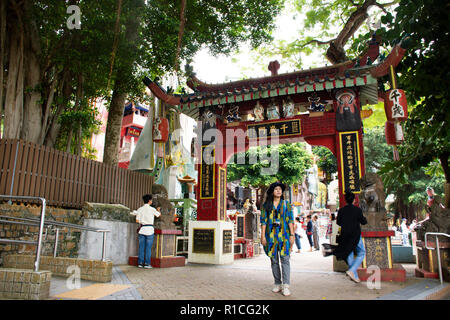 Et les voyageurs chinois personnes visitent et respect prier Dieu chinois et angel dans Tin Hau Temple ou Kwun Yam culte à Repulse Bay, le 9 septembre 2018 dans Banque D'Images