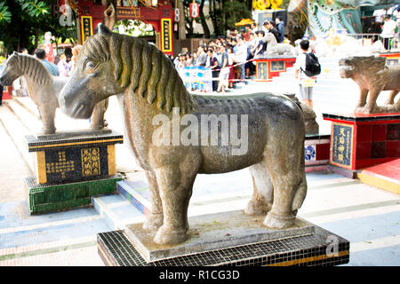 Et les voyageurs chinois personnes visitent et respect prier Dieu chinois et angel dans Tin Hau Temple ou Kwun Yam culte à Repulse Bay, le 9 septembre 2018 dans Banque D'Images