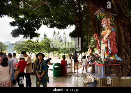 Et les voyageurs chinois personnes visitent et respect prier Dieu chinois et angel dans Tin Hau Temple ou Kwun Yam culte à Repulse Bay, le 9 septembre 2018 dans Banque D'Images