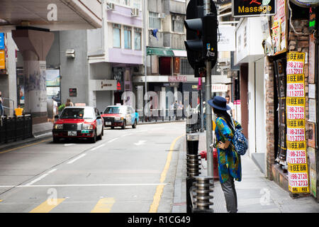 Route du trafic voyageurs et femme thaïlandaise en attente crossing road à Hollywood Road est une rue centrale à Sheung Wan et le 9 septembre 2018 à Hong Kong, Banque D'Images