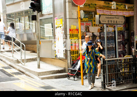 Route du trafic voyageurs et femme thaïlandaise en attente crossing road à Hollywood Road est une rue centrale à Sheung Wan et le 9 septembre 2018 à Hong Kong, Banque D'Images