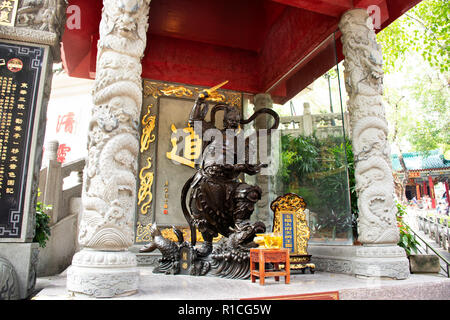 Divinité chinoise Sculpture dieu gardien à l'entrée du Temple Wong Tai Sin pour personnes visitent et priaient à l'égard de l'île de Kowloon, le 9 septembre 2018 dans Banque D'Images