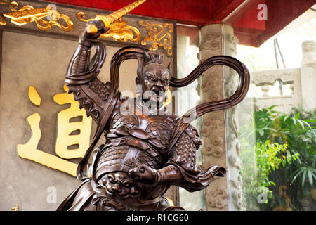 Divinité chinoise Sculpture dieu gardien à l'entrée du Temple Wong Tai Sin pour personnes visitent et priaient à l'égard de l'île de Kowloon, le 9 septembre 2018 dans Banque D'Images