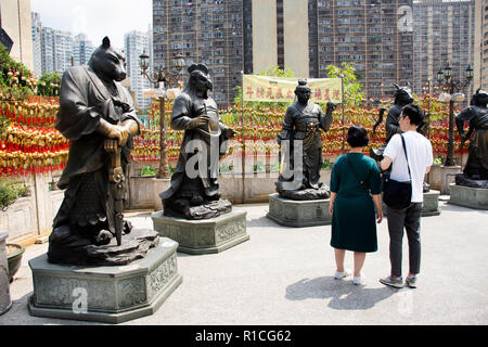 Le peuple chinois et étranger voyageurs visitent et priant douze signe zodiacal chinois angel statue au Temple de Wong Tai Sin à Kowloon, le 9 septembre 2018 dans Banque D'Images