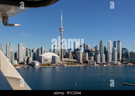 Une vue de la ville de Toronto comme vous décoller de l'aéroport Billy Bishop de Toronto, Canada. Banque D'Images