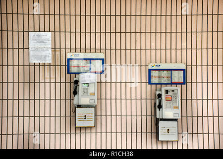 Vieux téléphone public sur le mur pour que les gens utilisent à l'extérieur du bâtiment à Tsim Sha Tsui City le 10 septembre 2018 à Hong Kong, Chine Banque D'Images