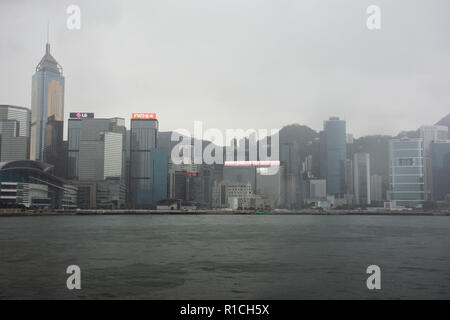 Vue paysage et paysage urbain de l'île de Hong Kong de Star Ferry traversant le port de Victoria à l'île de Kowloon, le 10 septembre 2018 à Hong Kong, Mainl Banque D'Images