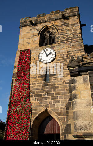 L'église St Pierre à Rawdon, Leeds, montrant la célébration du pavot pour la 100e année de la fin de la grande guerre 1914 - 1918. Banque D'Images