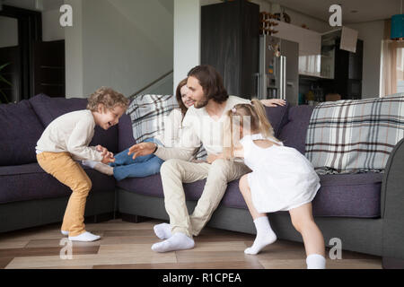 Jeune famille passer du temps libre ensemble à la maison Banque D'Images