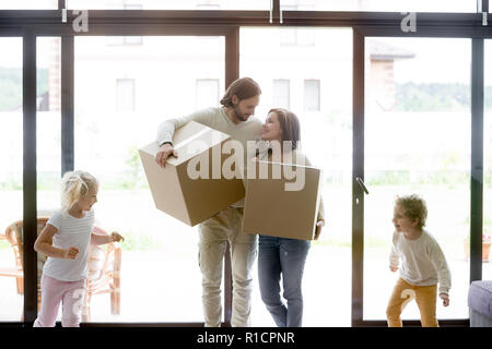 Les jeunes bouger toute la famille à new house Banque D'Images