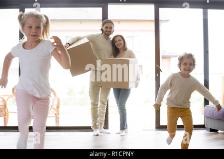 Les jeunes bouger toute la famille à new house Banque D'Images