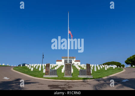 Le drapeau américain à mi-mât, Fort Rosecrans Memorial Cabrillo National Cemetery, Dr, San Diego, California, United States. Banque D'Images