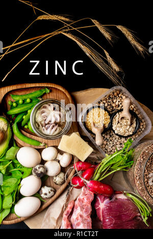 Plus d'aliments en zinc comme le poulpe dans l'huile, le boeuf, le sarrasin, fromage jaune, épinards, avokado,pois, champignons, haricots, œufs radis avec l'inscription en bonne santé Banque D'Images