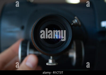 Close up de l'oculaire du télescope avec la main de l'homme. Réglage de télescope Banque D'Images