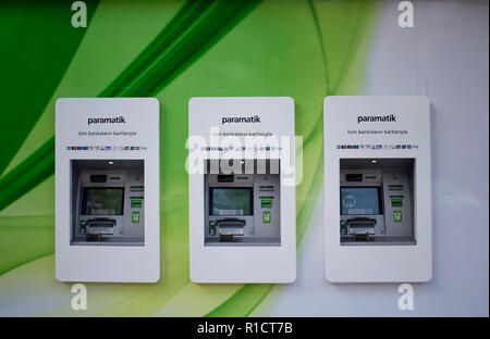 Les distributeurs automatiques de l'une des plus grandes en bannks la Turquie. L'image est capturée sur l'Avenue Bagdat district de Kadikoy situé sur la rive asiatique d'Istan Banque D'Images