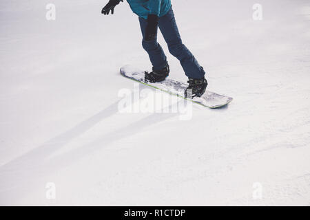 Femme snowboarder sur les pentes de la station sur une journée d'hiver. Jeune fille sur snoborde dans la neige. Locations de vie en plein air. Vacatio le concept de Banque D'Images