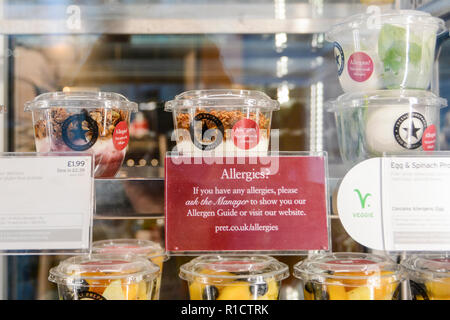 Les allergies s'affichent dans un café PRET A Manger à la gare de King's Cross, Euston Road, Londres, Angleterre, Royaume-Uni Banque D'Images