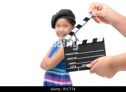 Little girl holding movie clapper isolé sur fond blanc, concept cinéma Banque D'Images